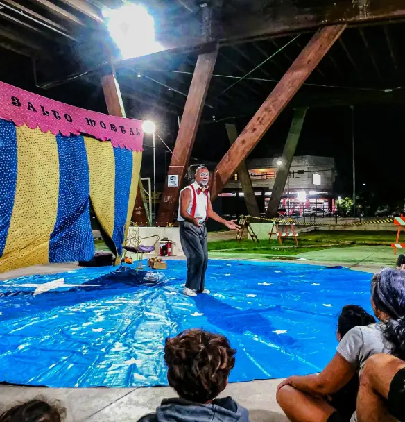 Palhaço do Circo Nosotros se apresentando para crianças e adultos na praça em Peruíbe.
